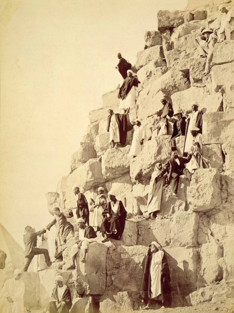 العرب يساعدون السائحين على تسلق الأهرامات بالجيزة ، 1850 (صورة بني داكن) بواسطة غير معروف