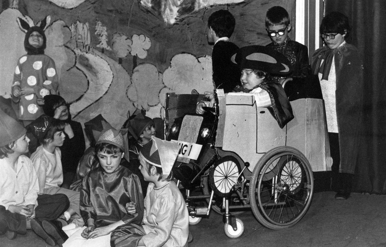 أطفال يؤدون مسرحية مدرسية في مدرسة فيكتوريا الملكية للمكفوفين ، وربما أداء ميلاد ، نيوكاسل أبون تاين ، المملكة المتحدة ، 1982 (صور من وزن الجسم) بواسطة غير معروف غير معروف