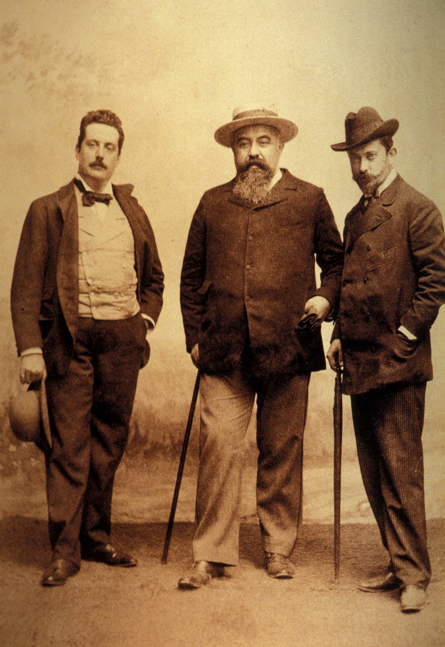 جياكومو بوتشيني (1858-1924) مع أمناء أغانيه ، جوزيبي جياكوسا ولويجي إيليكا. بواسطة غير معروف