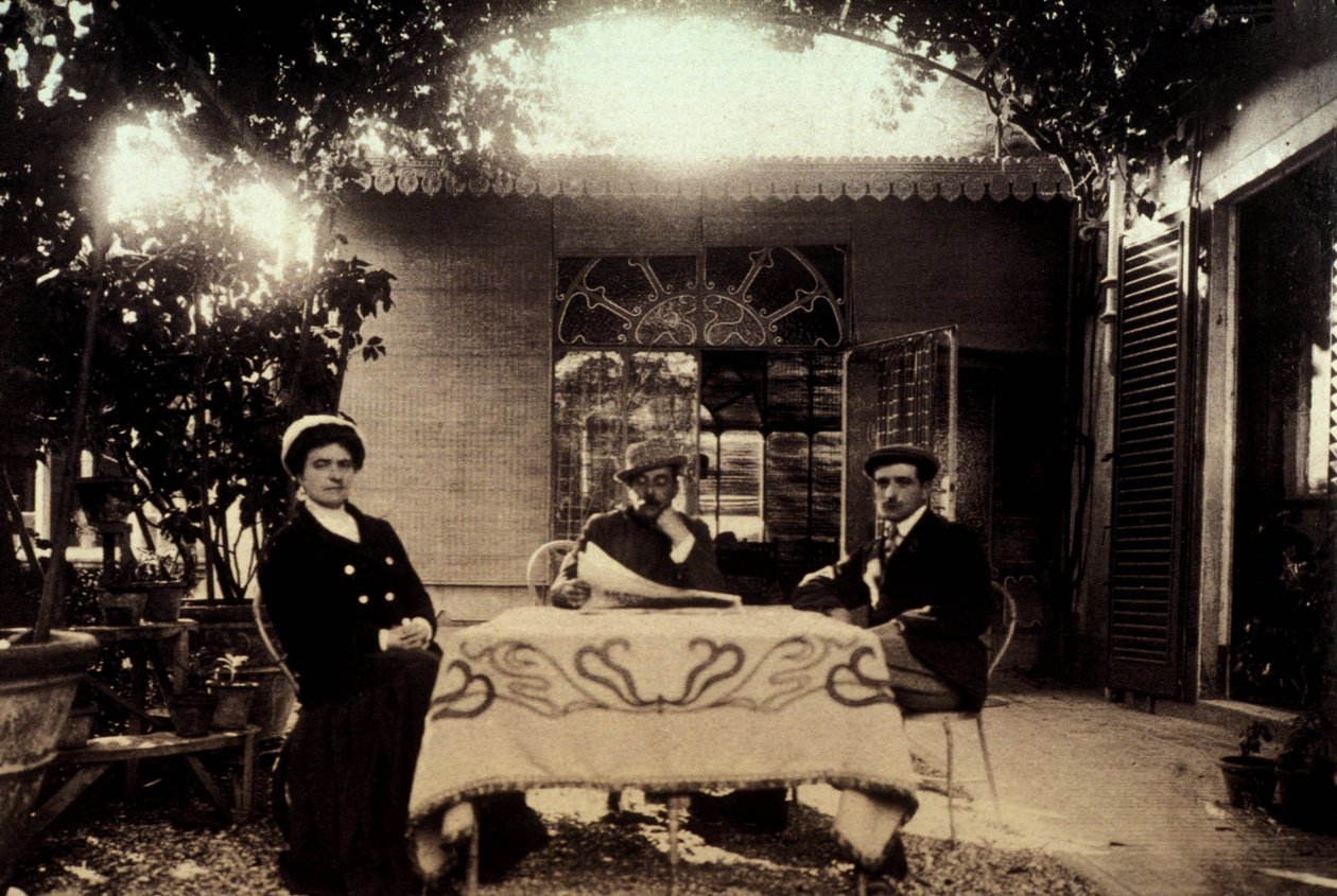 الملحن جياكومو بوتشيني (1858-1924) مع زوجته إلفيرا وابنهما أنطونيو في منزلهما في توري ديل لاغو. بواسطة غير معروف