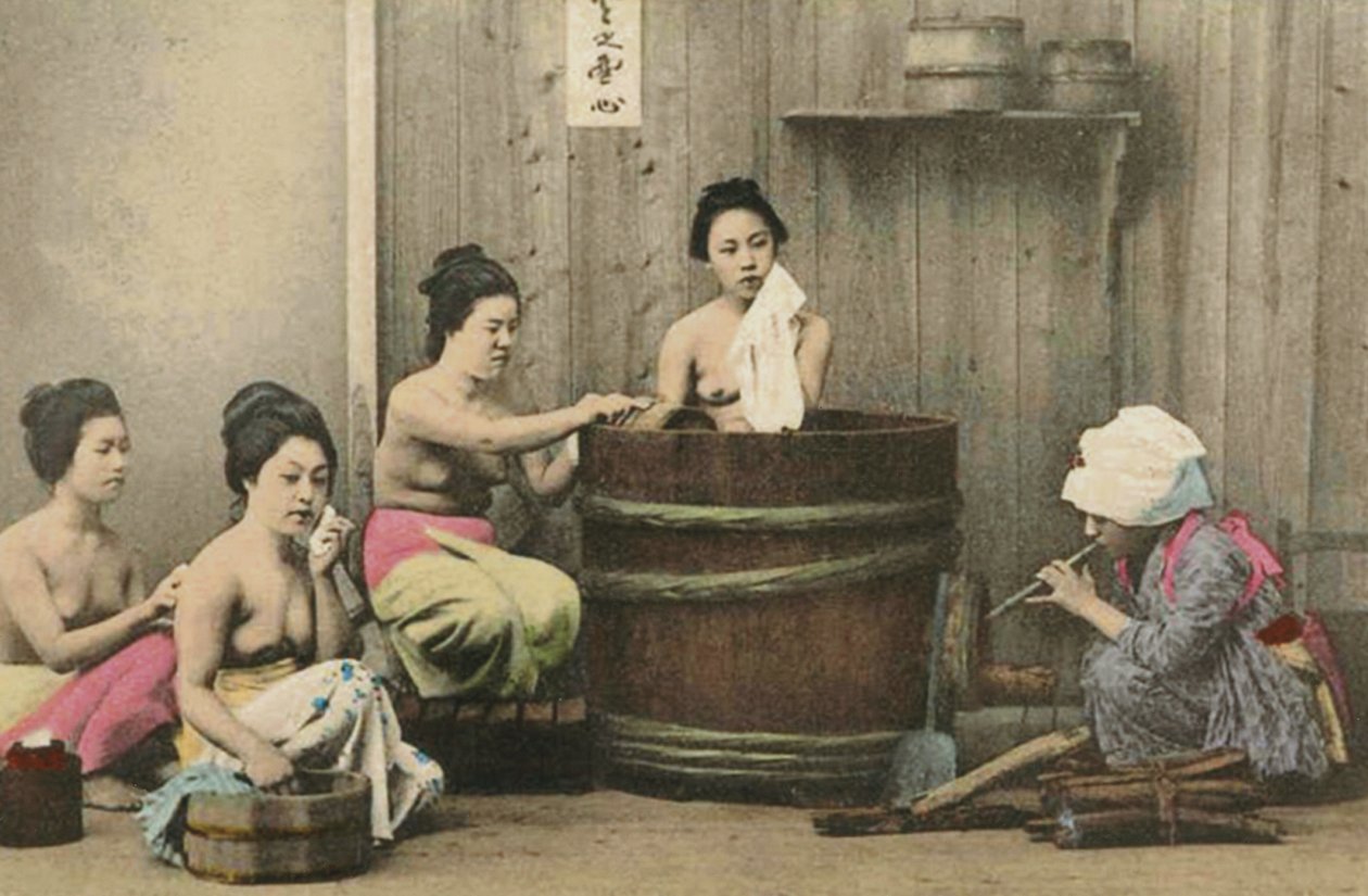 اغسل المنزل في اليابان ، c.1880 (صورة زلال ملونة يدويًا) بواسطة غير معروف