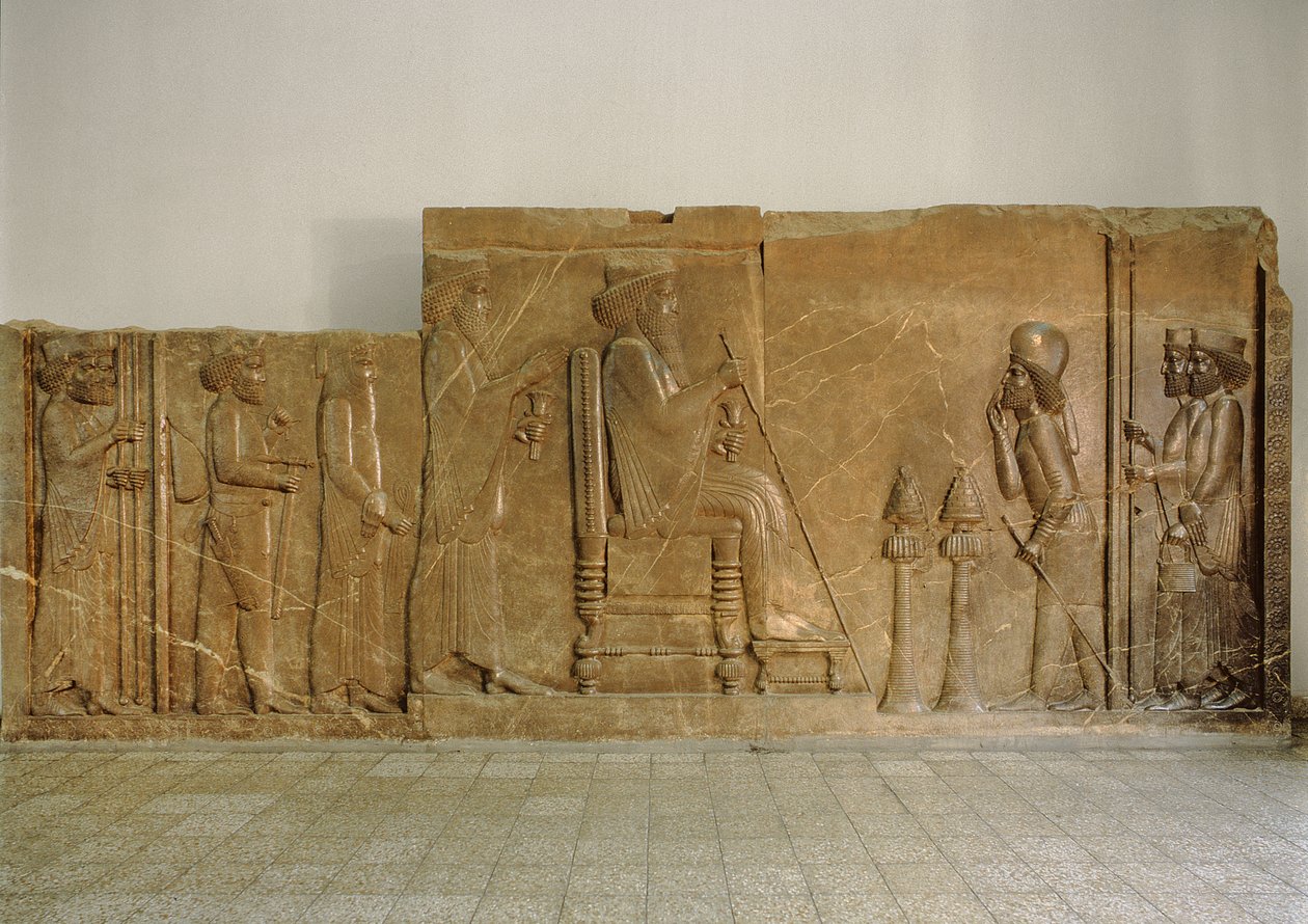 راحة الجمهور من الواجهة الشمالية لدرج Apadana Stairway ، Persepolis ، الذي يصور داريوس الأول العظيم ، مع ولي العهد Xerxes (c.519-465 قبل الميلاد) يقف خلفه ، Artabanus the domo domor قبل بواسطة الأخمينية