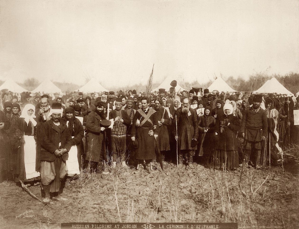 الحجاج الروس في نهر الأردن ، استعدادًا لاحتفال عيد الغطاس ، 1898-1911 بواسطة مصور أمريكي
