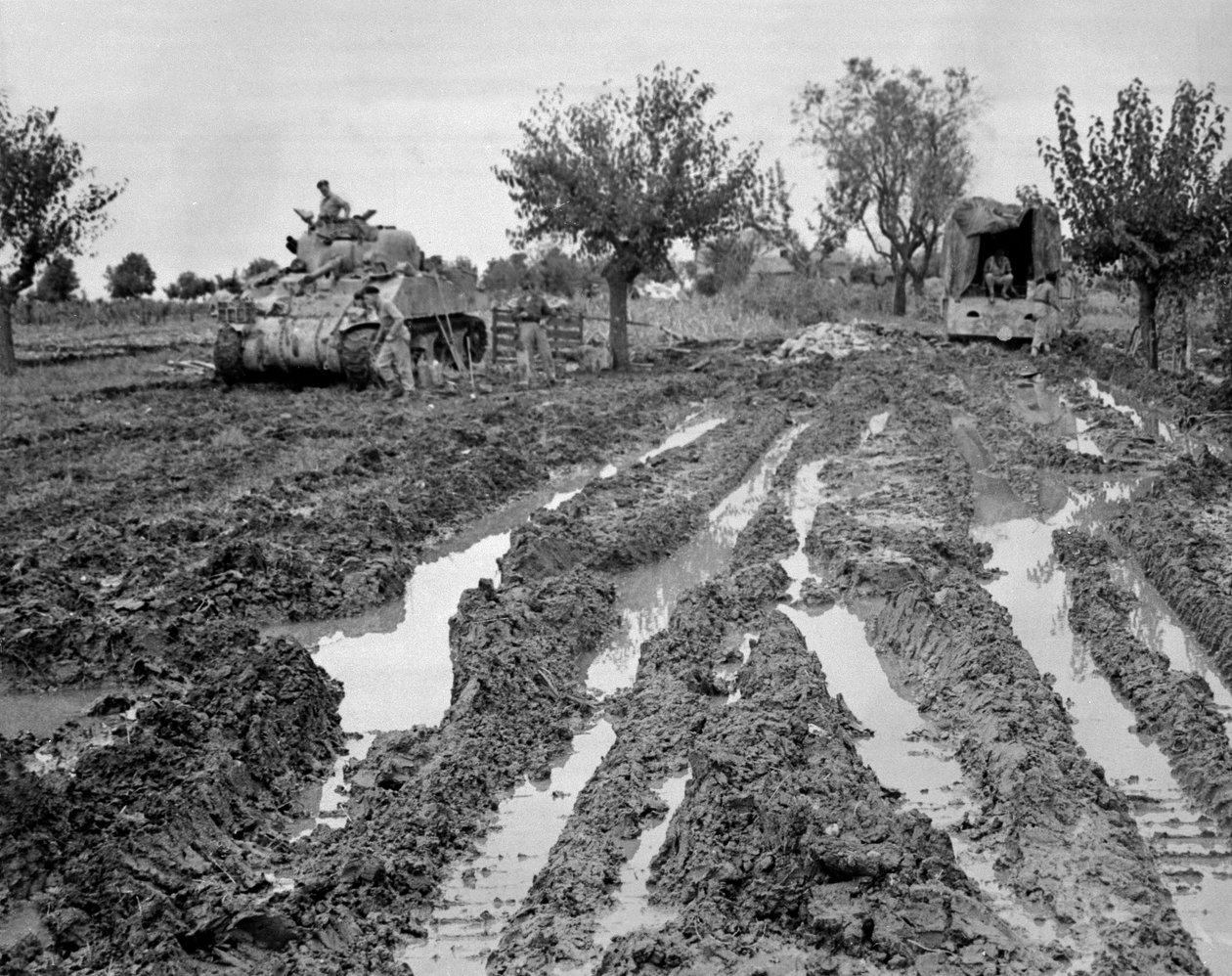 دبابة شيرمان وشاحنة في تضاريس موحلة ، إيطاليا ، c.1943-45 ، من مجموعة من 650 صورة جمعتها رابطة الكوماندوز بواسطة مصور أمريكي