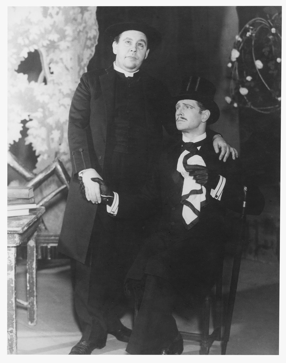 تشارلز لوتون مثل Canon Chasuble و Roger Livesey مثل John Worthing في أهمية الوجود ، بقلم أوسكار وايلد (1854-1900) في مسرح Old Vic ، 5 فبراير 1934 بواسطة مصور انجليزى