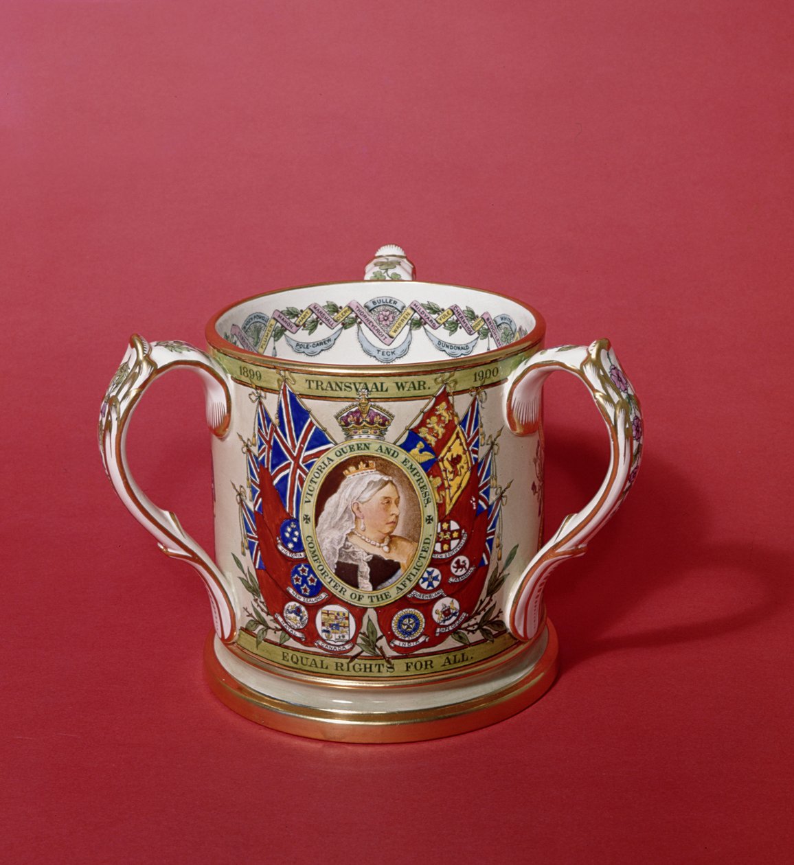 كأس Spode ذو ثلاثة مناظير لإحياء ذكرى حرب الترانسفال ، 1899-1900 (خزفي) بواسطة مدرسة اللغة الإنجليزية