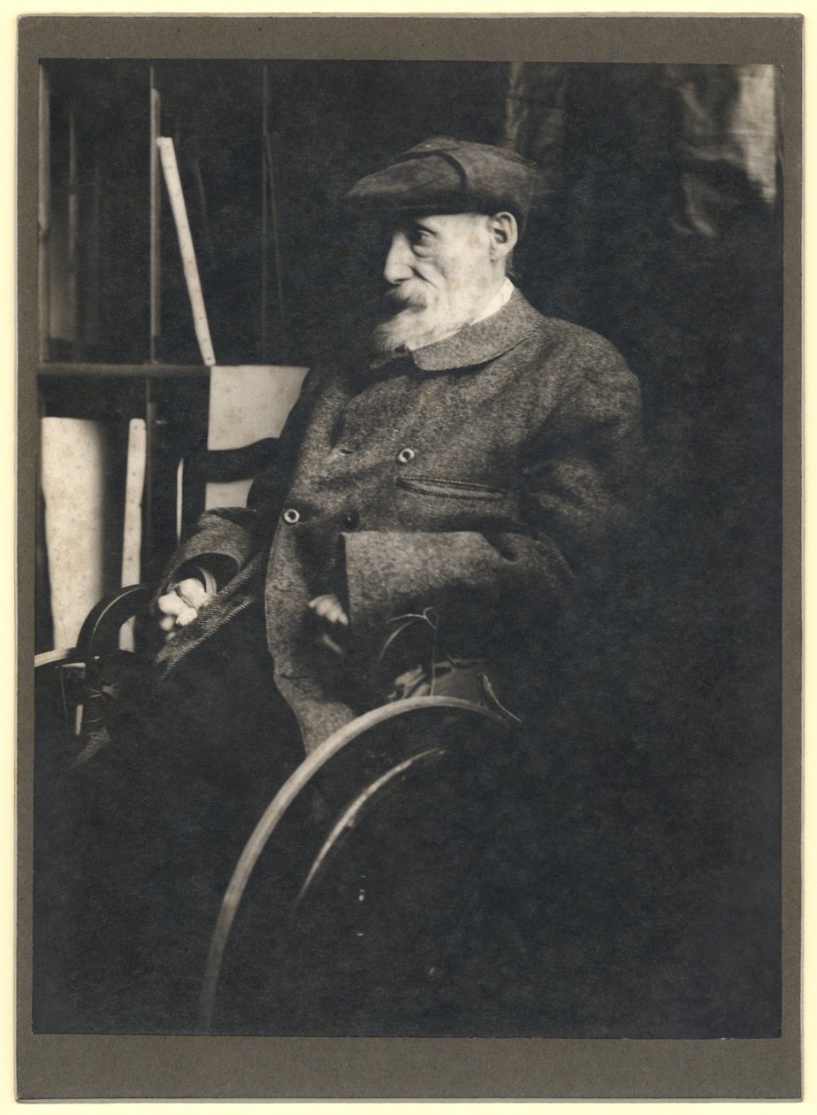أوغست رينوار (1841-1919) على كرسي متحرك بواسطة مصور فرنسي