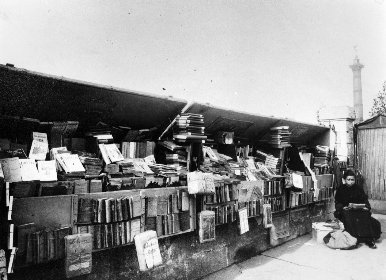Bouquiniste بجانب نهر السين في باريس ، c.1900 بواسطة مصور فرنسي