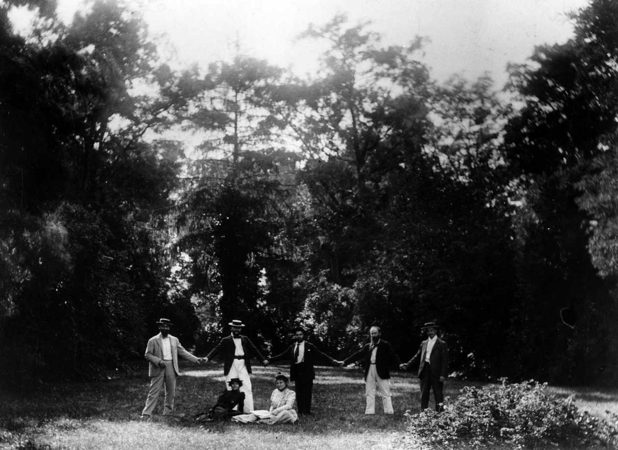مجموعة من الأصدقاء يدا بيد في حديقة Le Relais ، موطن عائلة Natanson في Villeneuve-sur-Yonne ، c. 1899 بواسطة مصور فرنسي