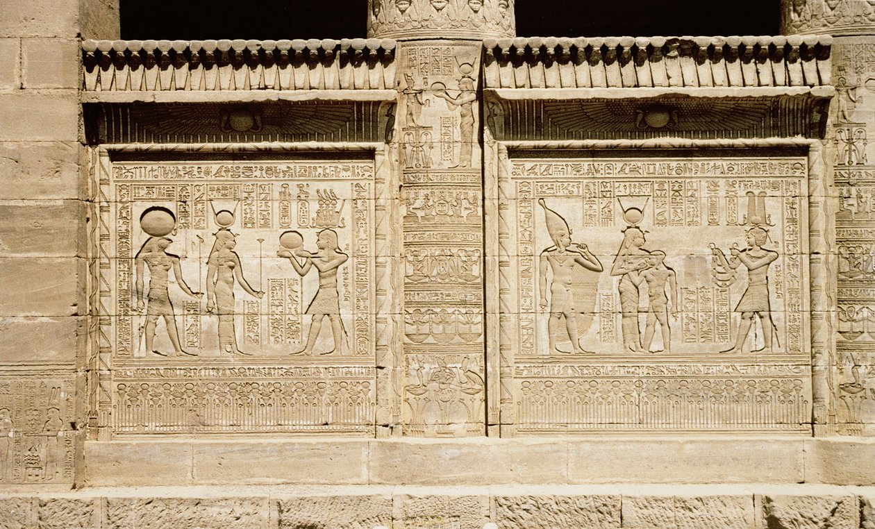 اثنين من النقوش التي تصور ، على اليسار ، فرعونًا يقدم قرابين إلى حتحور وحورس ، وفي اليمين ، حتحور يرضع الشاب Ihy مع الثاني Ihy يرتدي التاج الأبيض لمصر العليا يقف وراء ح بواسطة غريكو رومان