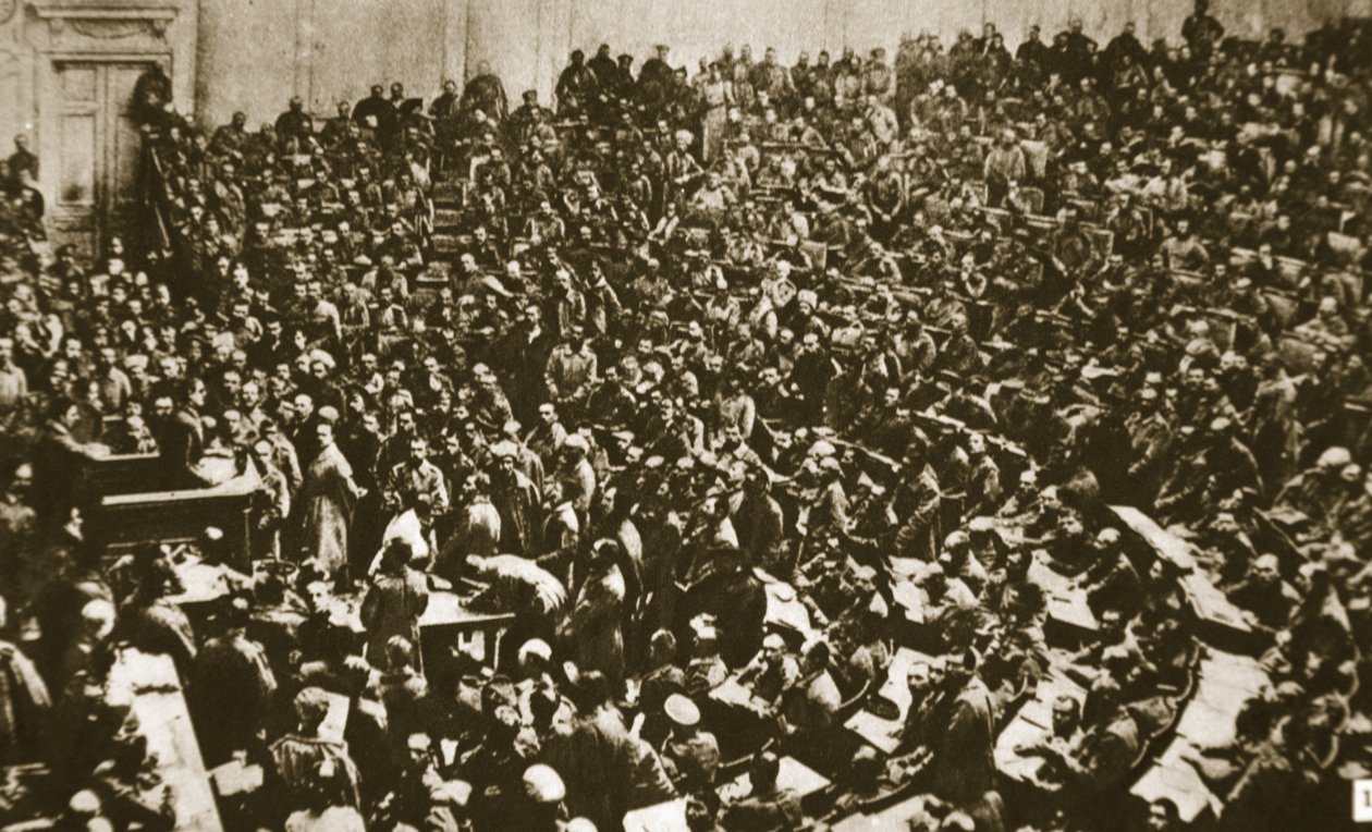 العمال والجنود يغزون الدوما ، 1917 (صورة بني داكن) بواسطة مصور روسي