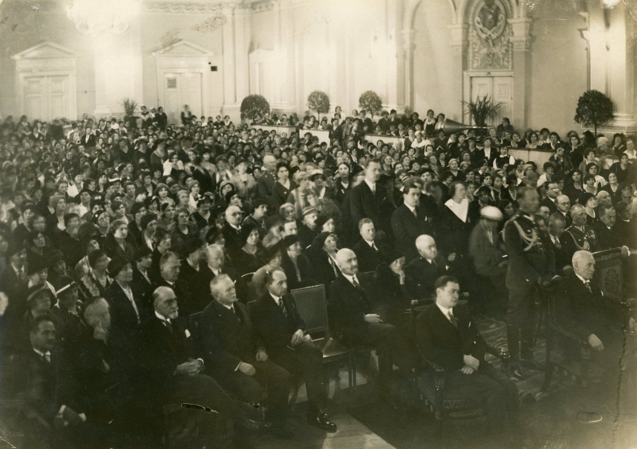 جلسة عامة ل Związek Pracy Obywatelskiej Boga ، منظمة نسائية بولندية ، في وارسو ، 1933. سيتين على أقصى اليمين رئيس الجمهورية ، Ignacy Mościcki بواسطة غير معروف