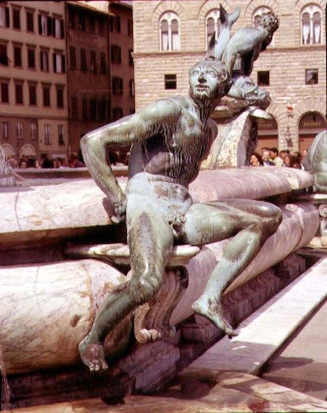 نافورة نبتون ، تفاصيل شخصية جالسة بواسطة Giambologna