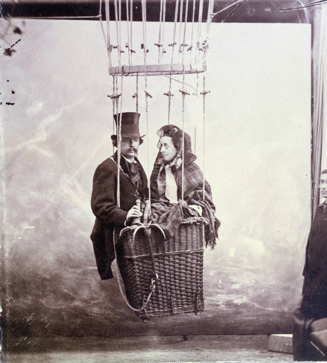 صورة فوتوغرافية للمصور وطيار الجو فيليكس تورناشون ديت نادار (1820-1910) وزوجته في سلة بالونات بواسطة نادار