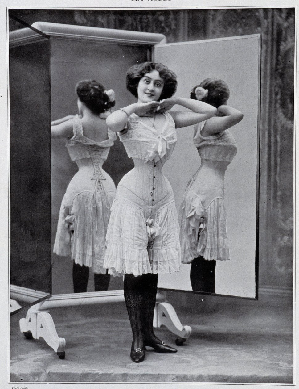 عارضة أزياء تقدم مشد Thylda ، photo Félix - in “” Les Modes “، ديسمبر 1907. بواسطة (بعد) فيليكس ستوديو