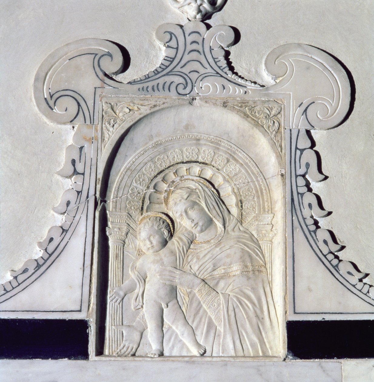نقش بارز لمادونا والطفل (رخام) بواسطة (Attr. to) Donatello