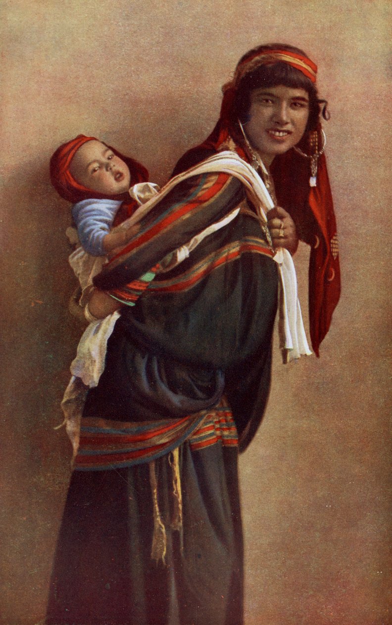 أفريقيا. أم بدوية مع طفلها على كتفيها. 1920 بواسطة غير معروف