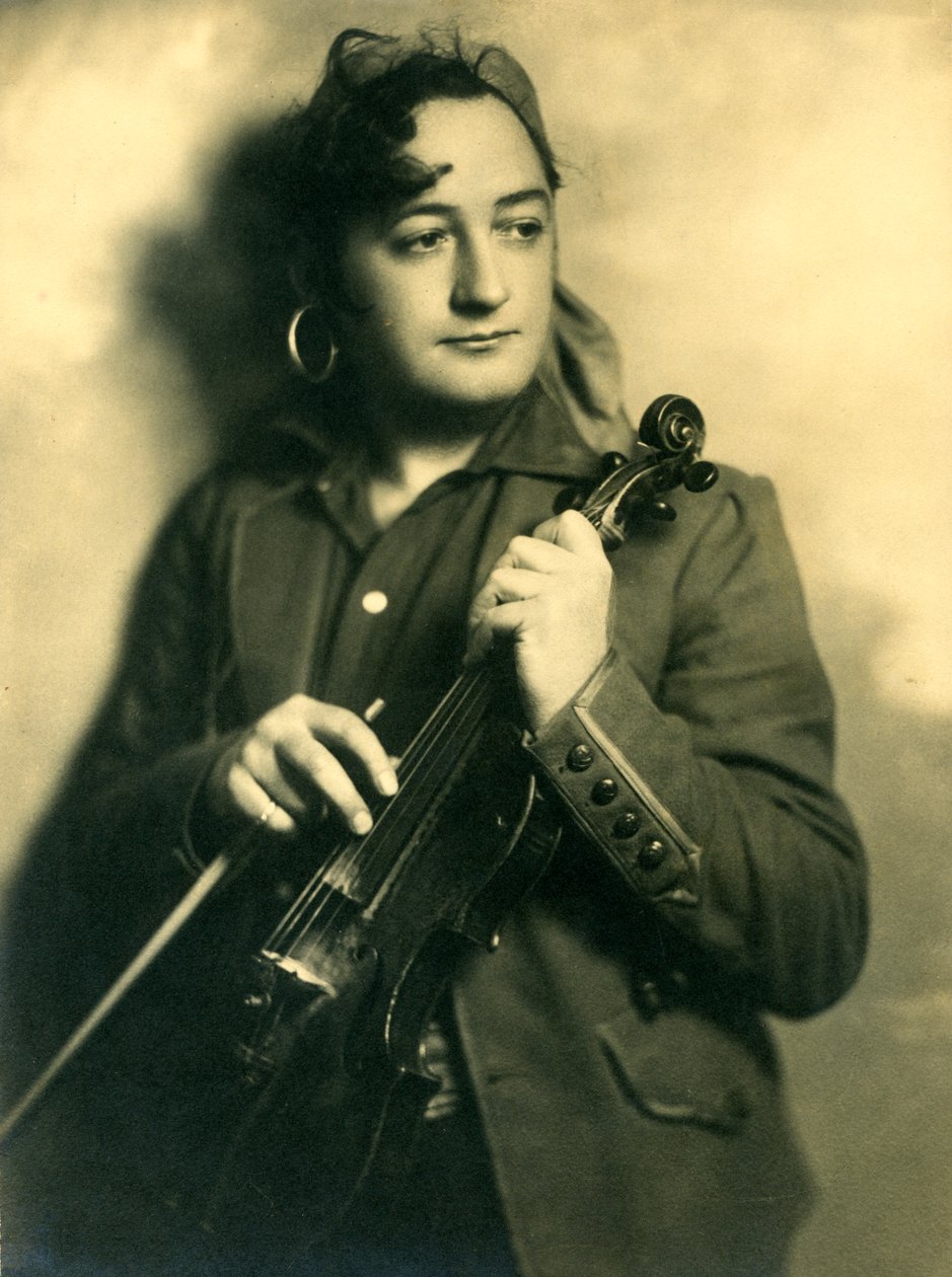 ألفريد جيل يحمل كمان ، ج .1933 بواسطة غير معروف