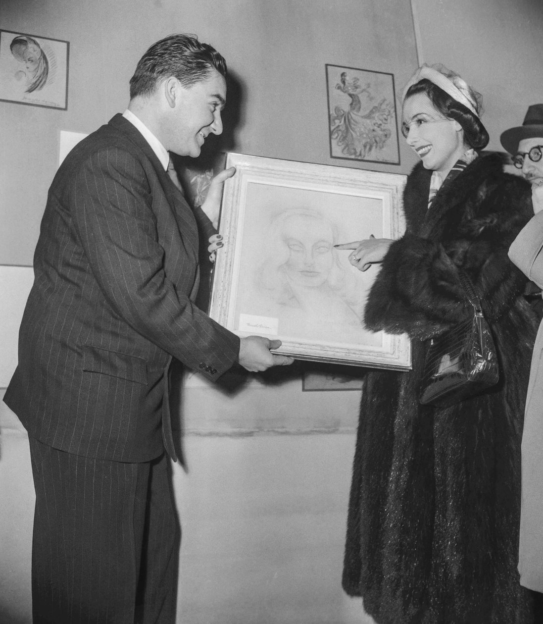 معرض فني (أعمال فنية قام بها ممثلون) ، في قصر الفنون الجميلة في باريس ، 16 ديسمبر 1950: الممثلة الفرنسية مارسيل ديرين تظهر قماشها لمدير المعرض بواسطة غير معروف