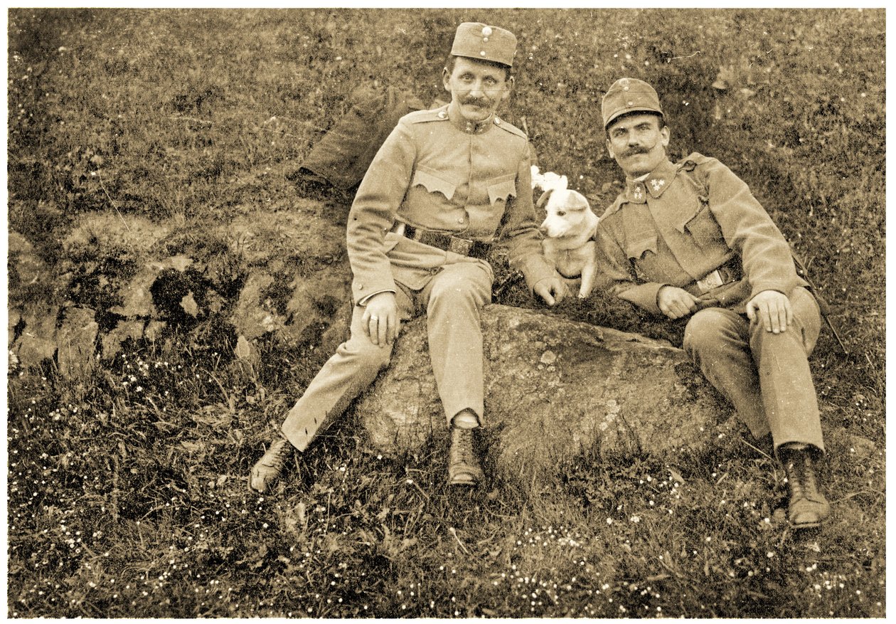 جنود نمساويون مع كلب ، 1914-18 بواسطة غير معروف