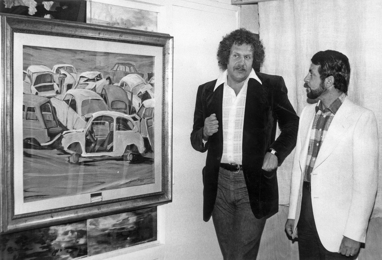 Death Shuman معجب بإحدى اللوحات القماشية يعرض Gianni Guadalaxara بعنوان "Jardin DToday" في La Cite Berryer Rue Royale A Paris 26 يونيو ، 1974 بواسطة غير معروف