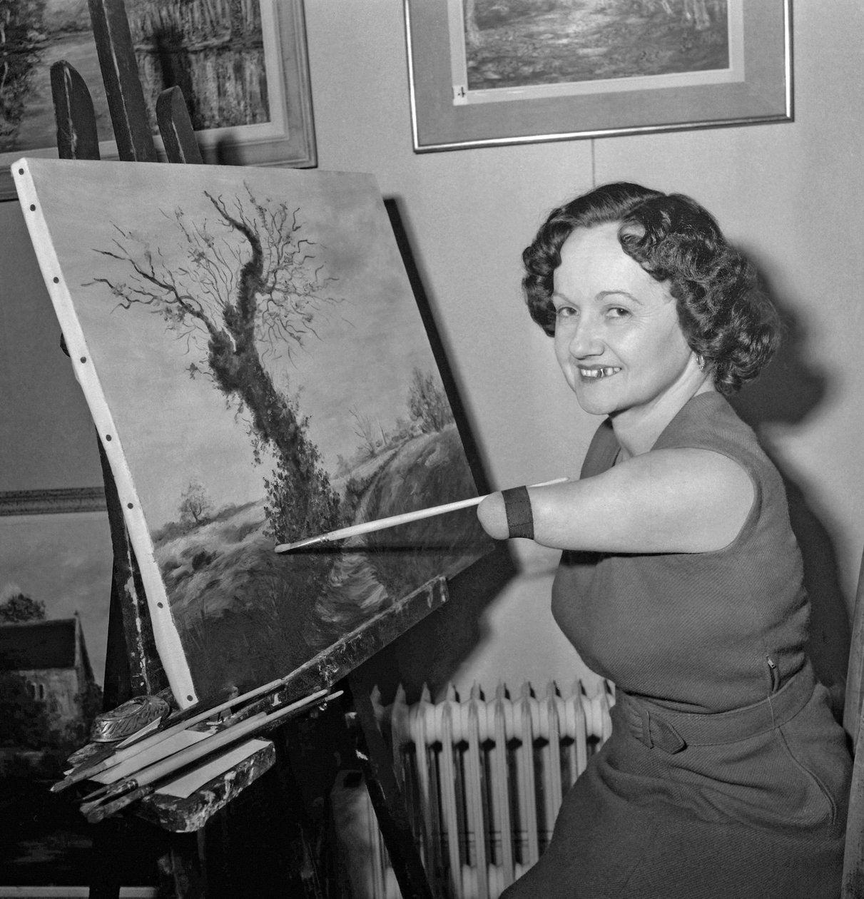 دينيس ليجريكس ، ولدت بدون أرجل ولا ساعد) رسم لوحة قماشية ، باريس ، 21 نوفمبر 1960 بواسطة غير معروف