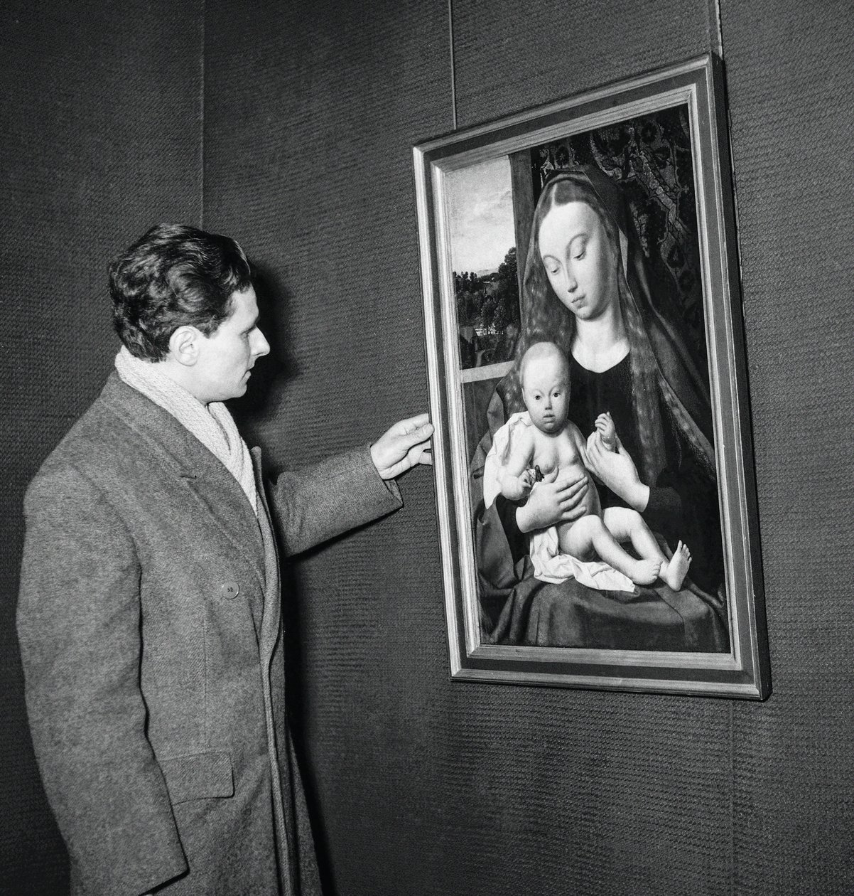 معرض روائع من متاحف برلين في Petit Palais ، باريس ، 31 يناير 1951: هنا لوحة العذراء والطفل بقلم جيرارد دي سان جان بواسطة غير معروف