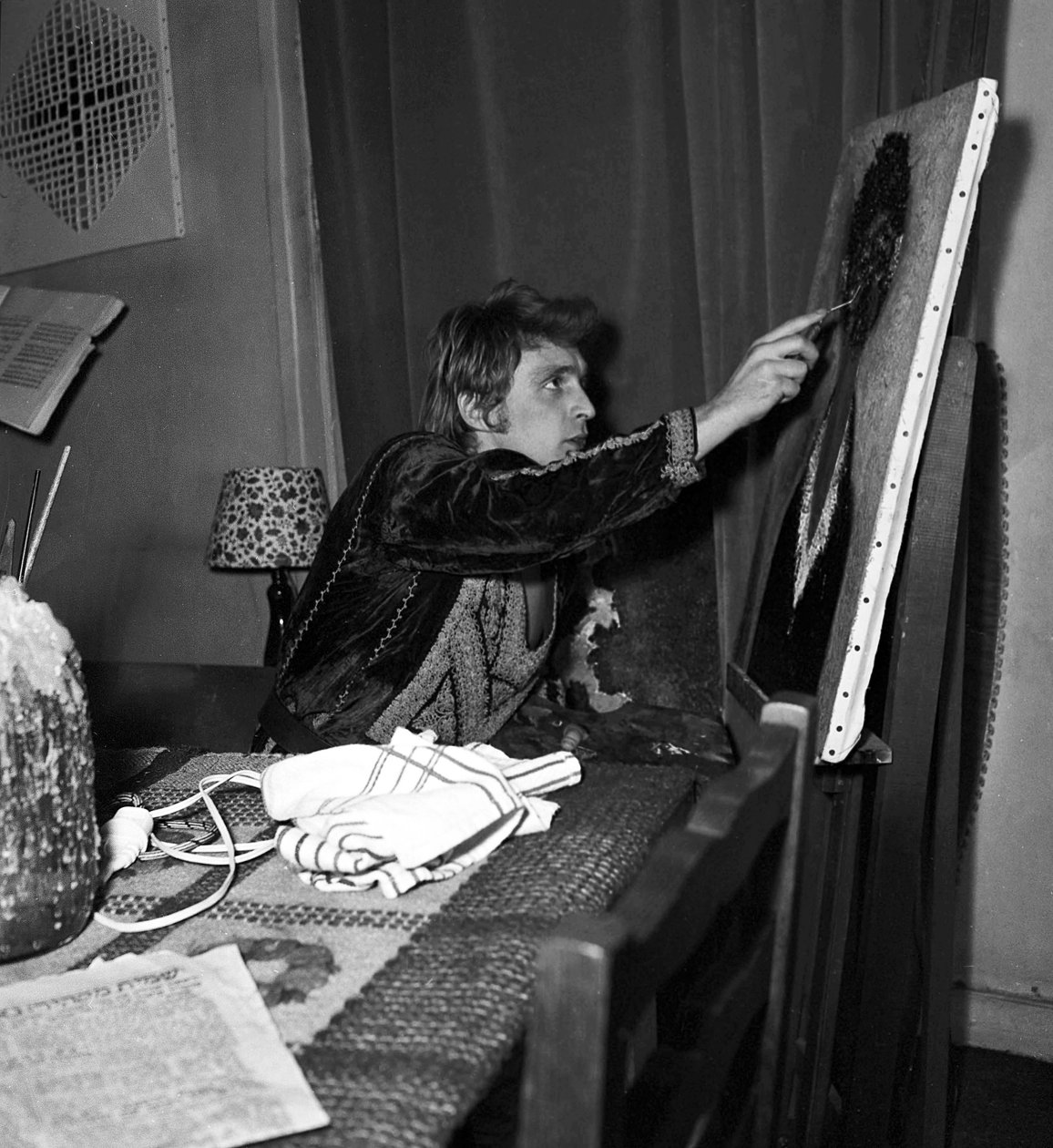المغني الفرنسي كريستوف (دانيال بيفيلاكوا) يرسم لوحة قماشية في المنزل ، 18 نوفمبر 1969 بواسطة غير معروف