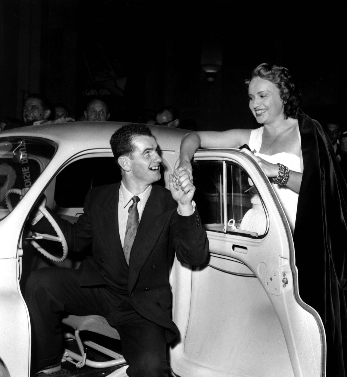 ظهرت Ginette Leclerc Feminine في فيلم زيت الغاز فيلم Felicite Jean Brouat Dans La Renault 4 Cv خلال أمسية في Salle Pleyel بمناسبة عرض فيلم زيت الغاز في 13 أكتوبر ، بواسطة غير معروف