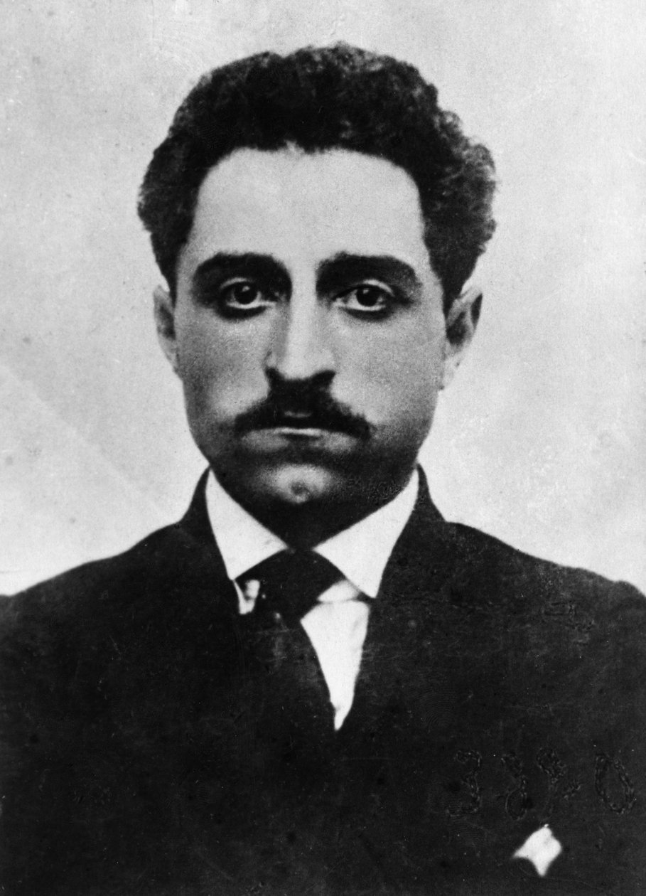 Grigoriy Konstantinovich Ordzhonikidze (Sergo Ordzhonikidze) عندما كان طالبًا في مدرسة الحزب البلشفية في Longjumeau ، 1911. بواسطة غير معروف