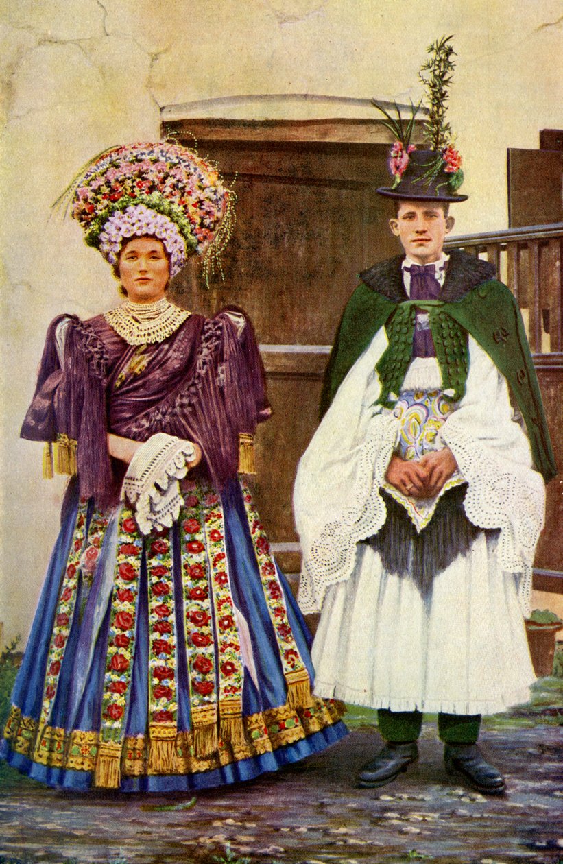 هنغاريا. زوجين فلاحين في مجموعة الزفاف. 1920 بواسطة غير معروف