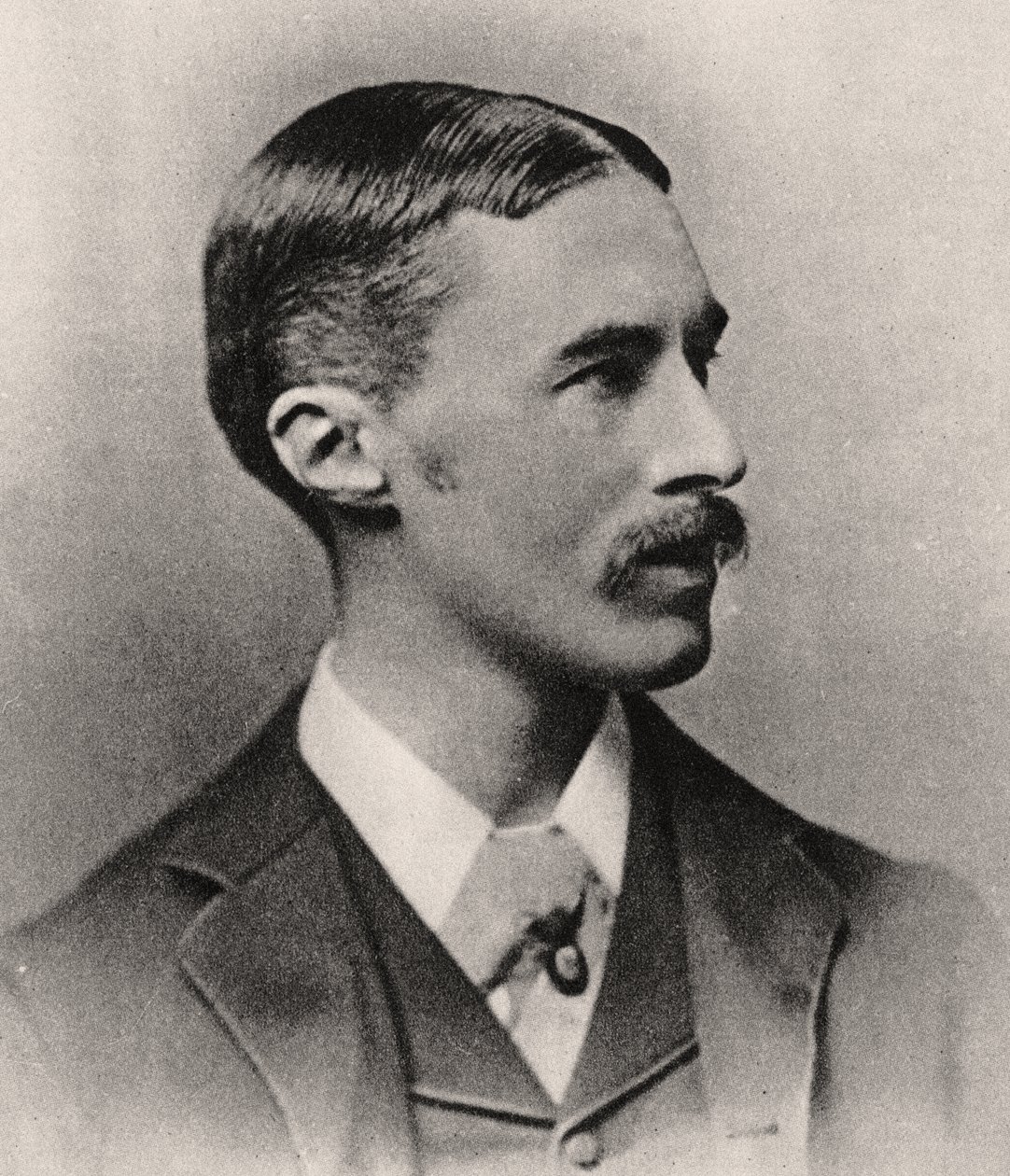 صورة لـ AE Housman بواسطة غير معروف