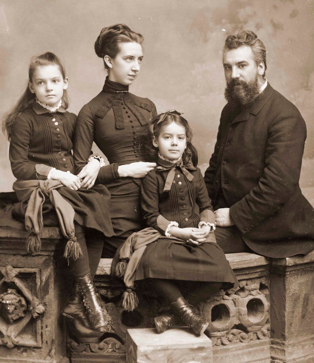 صورة ألكسندر جراهام بيل وزوجته مابل غاردينر هوبارد وابنتيه إلسي وماريان c.1885rn بواسطة غير معروف