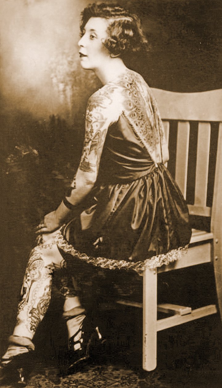 صورة لامرأة وشم ، c.1895 (صور بني داكن) بواسطة غير معروف