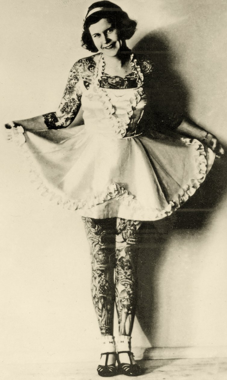 صورة لامرأة وشم ، ج .1946 (بني داكن الصورة) بواسطة غير معروف