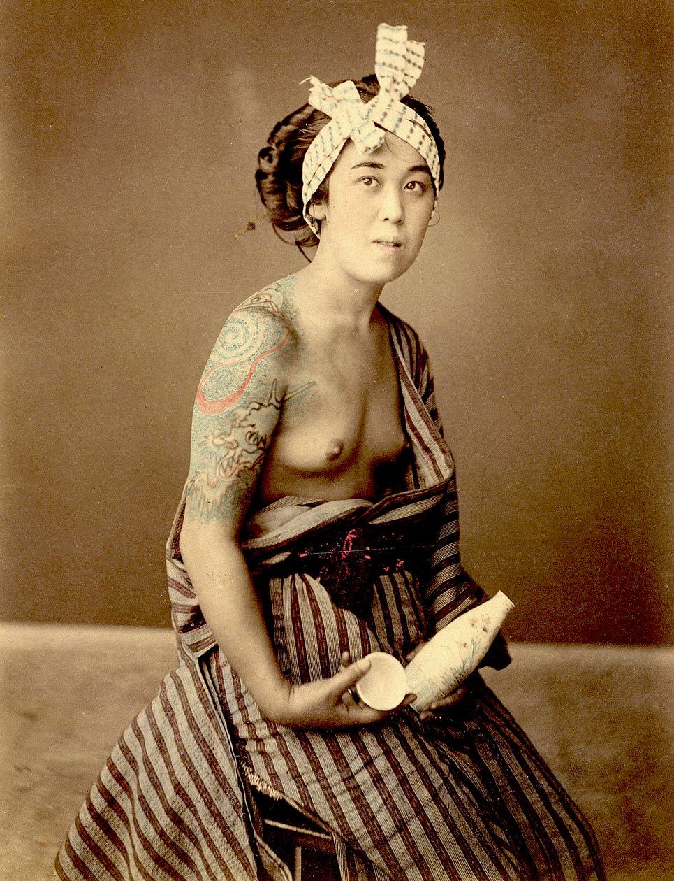 امرأة يابانية وشم ، ج .1890 (صورة ملونة باليد) بواسطة غير معروف