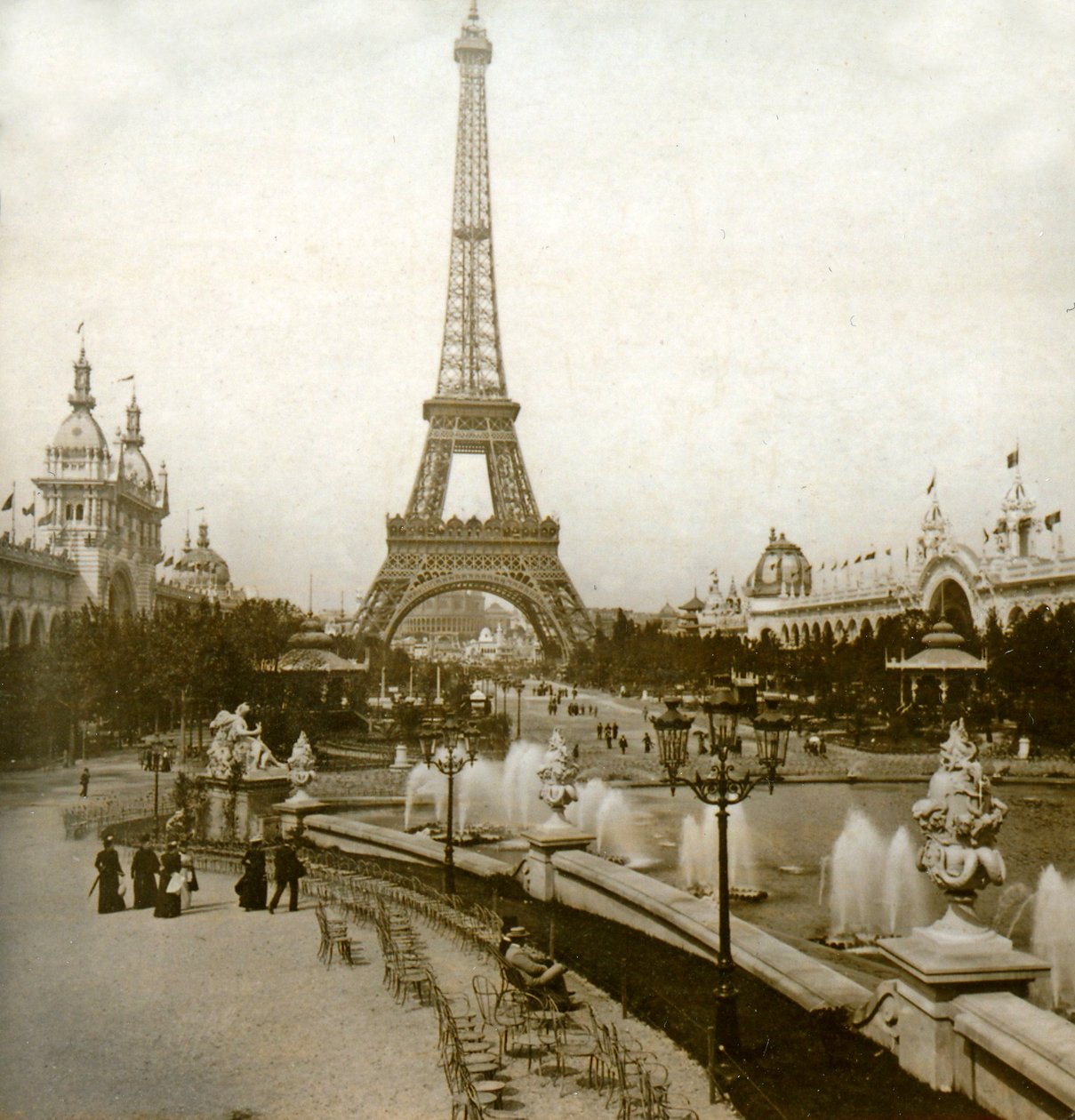 منظر لبرج إيفل و Champ de Mars من Chateau dEau ، باريس ، فرنسا 1900 بواسطة غير معروف