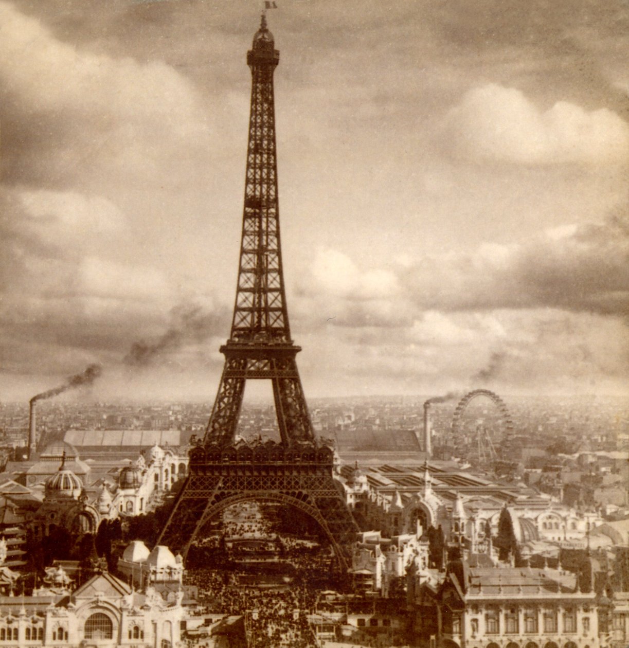 منظر لمعرض المعرض ، برج إيفل ، Champ de Mars و Galerie des Machines من قصر تروكاديرو ، باريس ، فرنسا 1900 بواسطة غير معروف