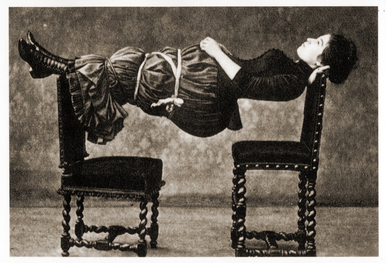 رفع امرأة ، 1890 بواسطة غير معروف
