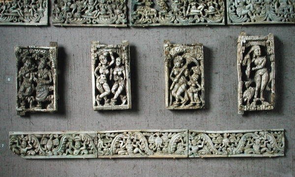 أربع لوحات تصور شخصيات أنثوية وشريطين زخرفيين ، من Begram بواسطة المدرسة الأفغانية