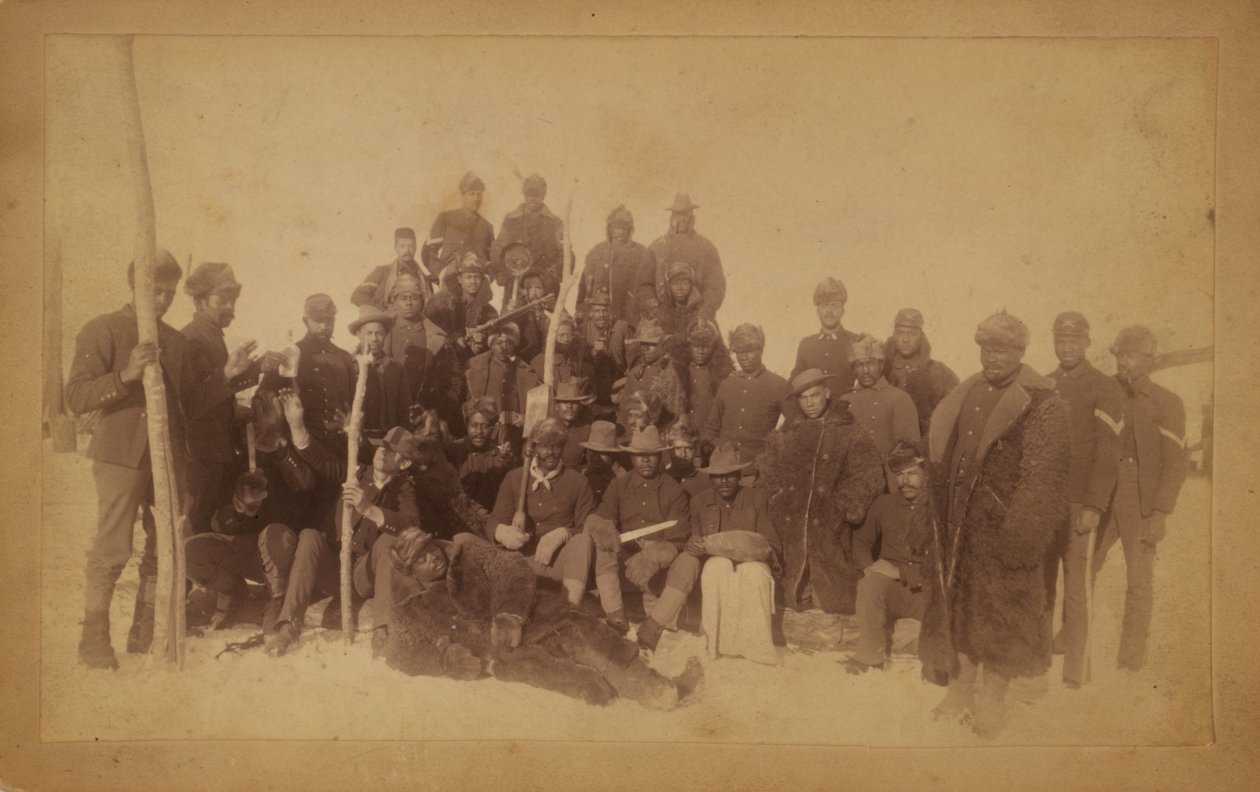 جنود الجاموس من المشاة 25 ، بعضهم في أردية الجاموس ، فورت كيوغ ، مونتانا ، 1890 (طباعة الجيلاتين الفضية) بواسطة مصور أمريكي