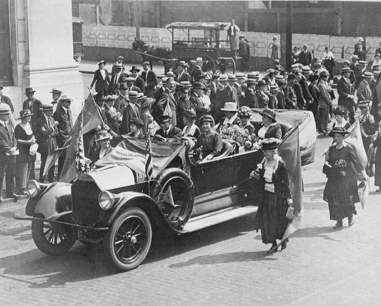 كاري تشابمان كات (1859-1947) أبتون وشولر يقودان في موكب الاقتراع ، 1919 بواسطة مصور أمريكي