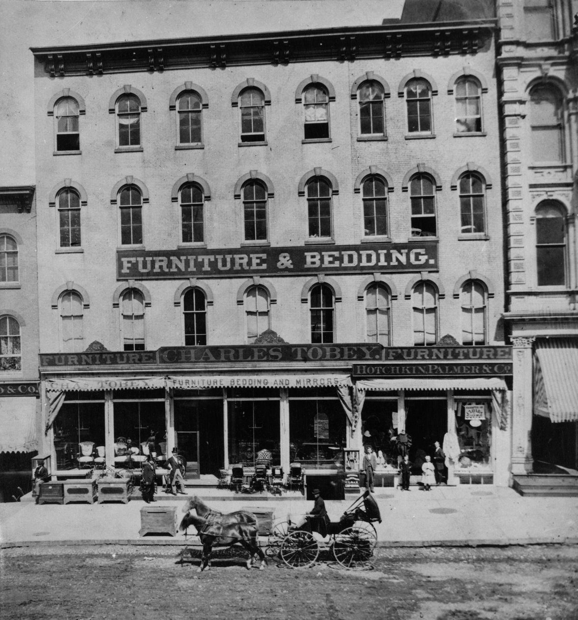 أثاث ومفروشات تشارلز توبي في 87-89-91 State Street ، Chicago ، c.1869 بواسطة مصور أمريكي