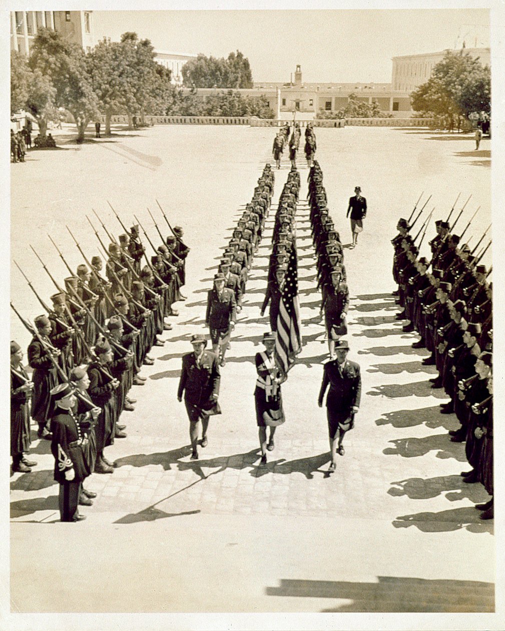 أعضاء فيلق الجيش النسائي في مراجعة عسكرية ، 1943 بواسطة مصور أمريكي