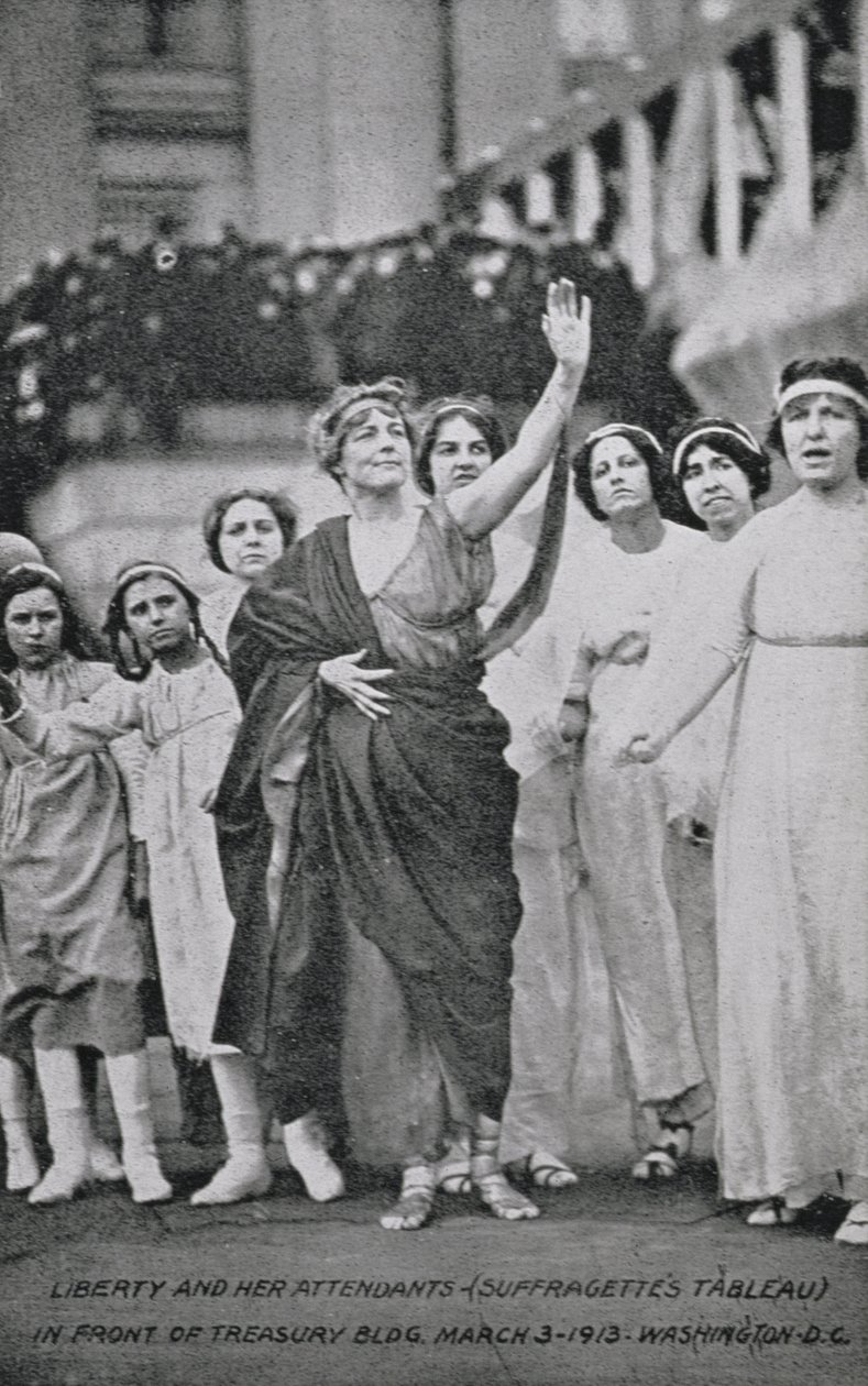 نساء وأطفال يؤدون في لوحة الاقتراع ، 3 مارس 1913 بواسطة مصور أمريكي