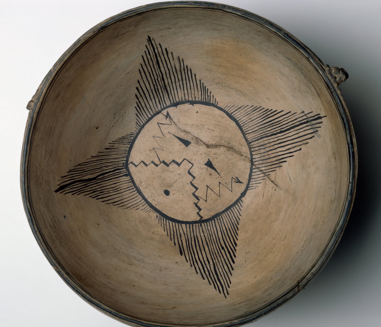 وعاء Cochiti Pueblo ritual مع الشمس والطيور والسحب والبرق والمطر ، c.1890 (آنية فخارية مع طلاء زلق متعدد الألوان وجلد خام) بواسطة المدرسة الأمريكية