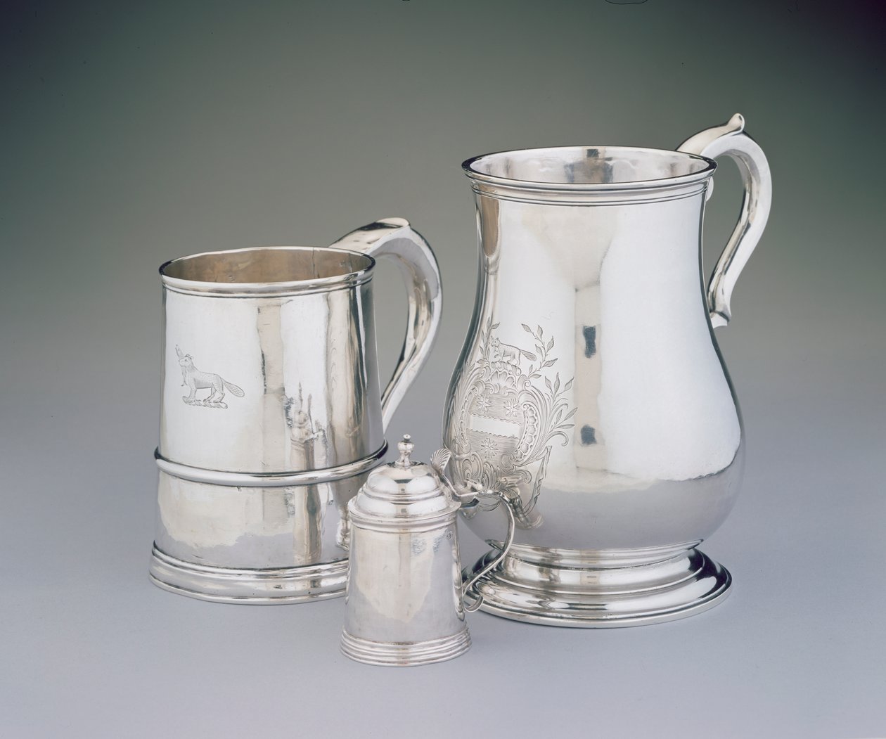 LtoR: Mug ، 1725-35 by John Burt (1692-174546) صهريج صغير ، c.1757 بواسطة Samuel Edwards (1705-62) و cann ، c.1760 بواسطة Benjamin Burt (1729-1805) من بوسطن ، ماساتشوستس (فضي) بواسطة المدرسة الأمريكية