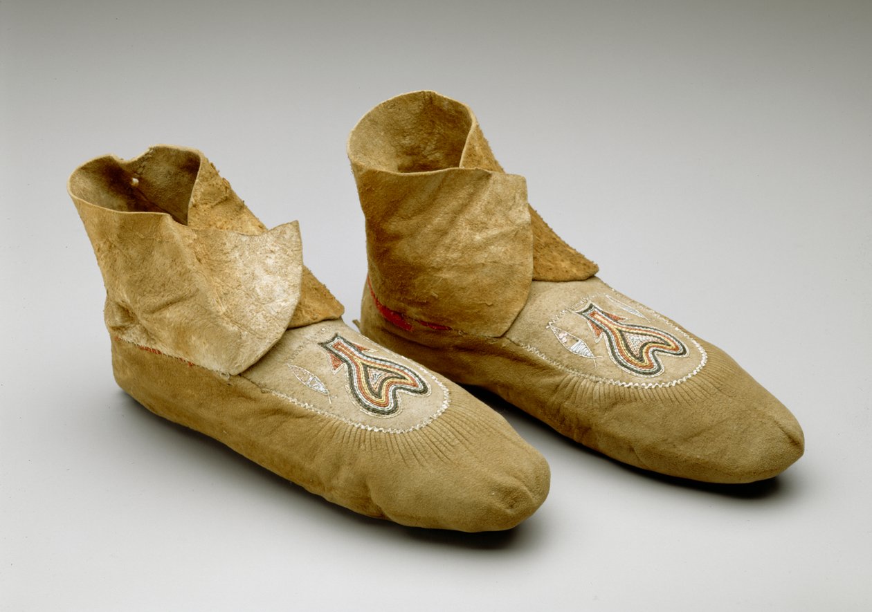 الاخفاف ، Menominee ، c.1830 (جلد الأيل المدخن ، ريش النيص ونسيج الصوف) بواسطة المدرسة الأمريكية