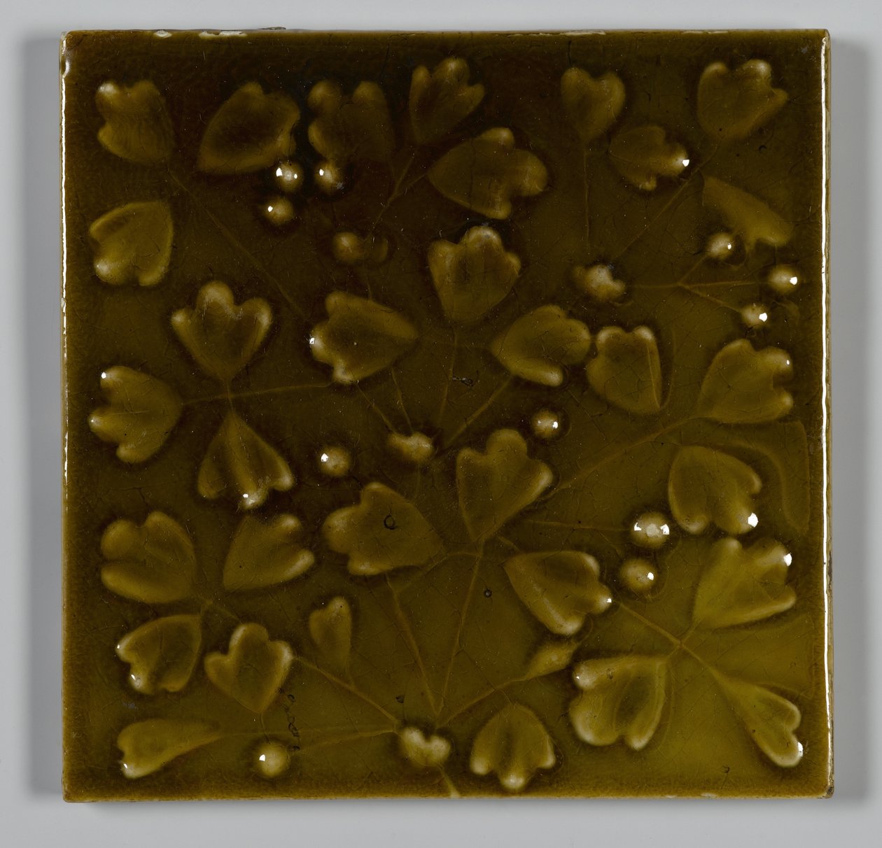 تم تصميم البلاط وإنتاجه في J. & JG Low Art Tile Works ، تشيلسي ، ماساتشوستس ، c.1881 (آنية فخارية مصقولة) بواسطة المدرسة الأمريكية