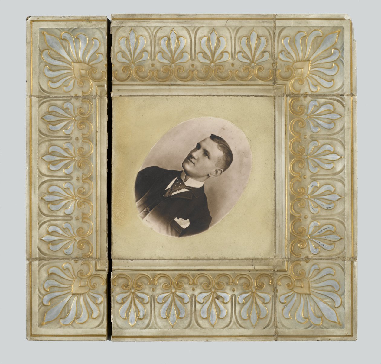 بلاط ، من شركة Encaustic Tile Company Ltd. الأمريكية ، تم تصنيعه في Zanesville ، 1895 (أدوات الأذنين المزججة) بواسطة المدرسة الأمريكية